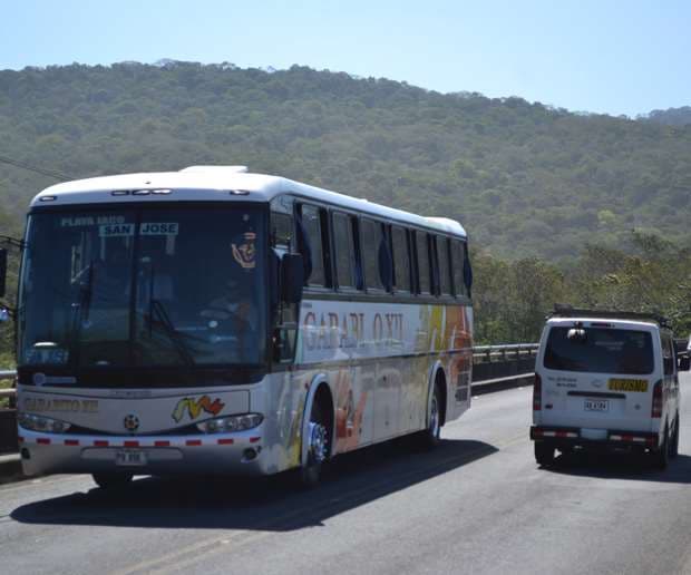 Transportistas de turismo urgen por publicación de decreto para extender vida útil de unidades