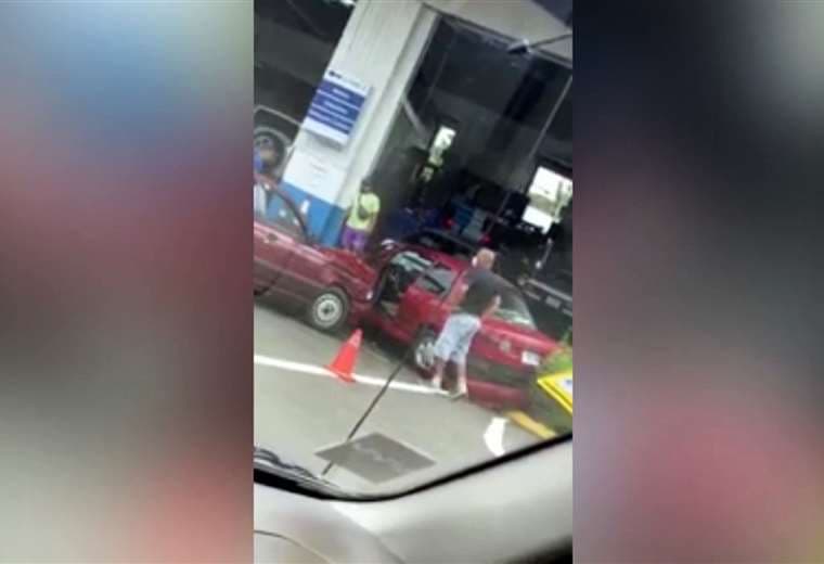 Video: conductor pierde control y choca carro en Riteve