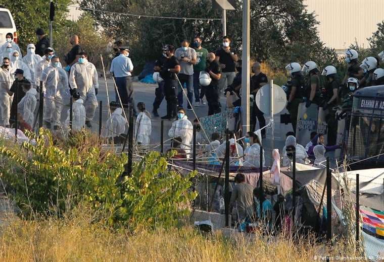 Policía griega comienza a trasladar migrantes a campo de Lesbos
