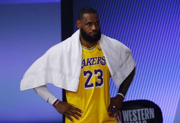 Lesión de tobillo de LeBron James enciende las alarmas en los Lakers