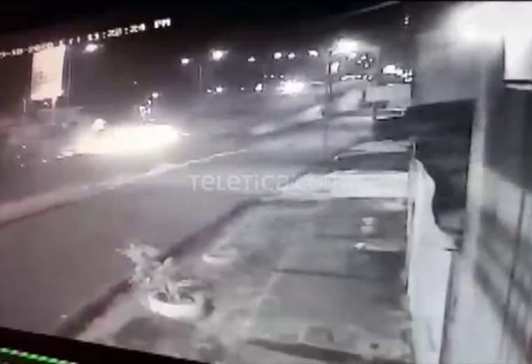 Video muestra choque de carro contra barrera divisoria en Hatillo