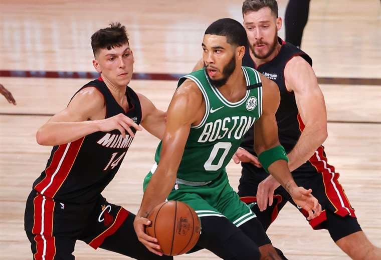Tatum y Brown aprietan y los Celtics recortan distancia al Heat
