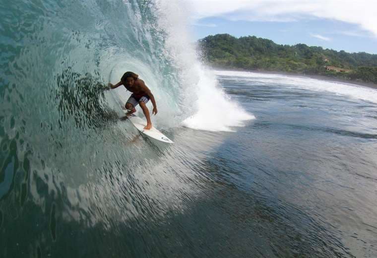 Alertan a surfistas en playas de Garabito por alto oleaje