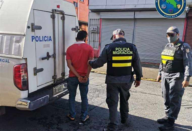 Oficiales revisan cuarterías y detienen a migrante con ropa policial