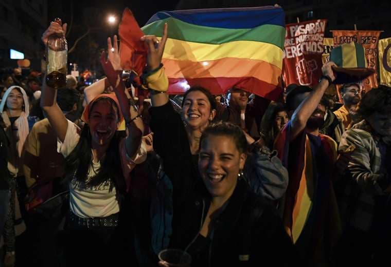 Uruguay: marcha de la diversidad sin mascarillas ni distancia