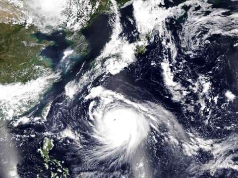 Violento tifón se dirige a Japón con intensos viento y lluvia