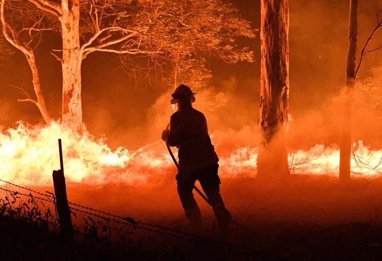 Incendio forestal obliga a evacuar a 63 personas en California