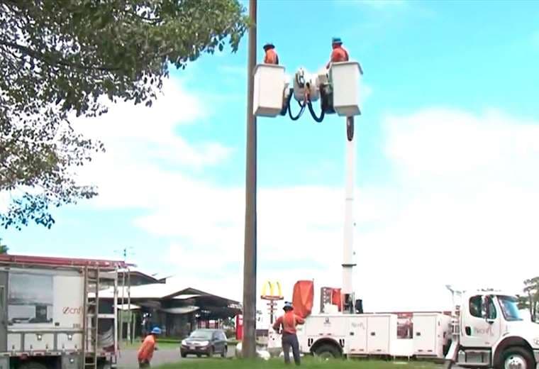Retiran postes de luz para iniciar obras en Rotonda de La Bandera