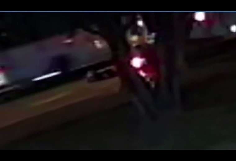 Video muestra choque mortal de motociclista contra bus