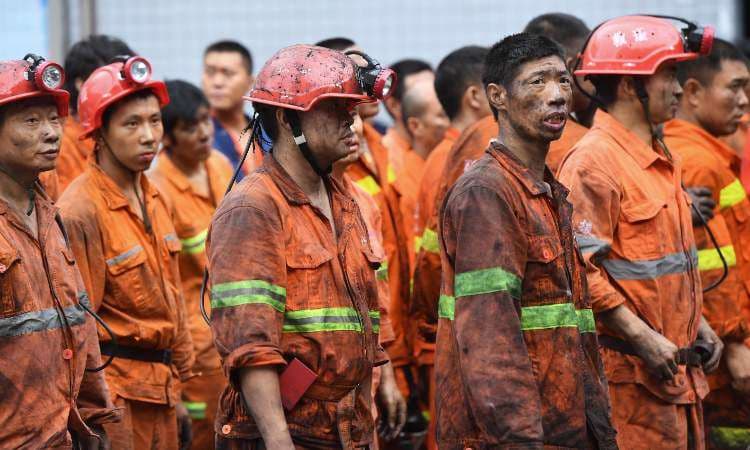 Socorristas detectan señales de vida de mineros atrapados en China