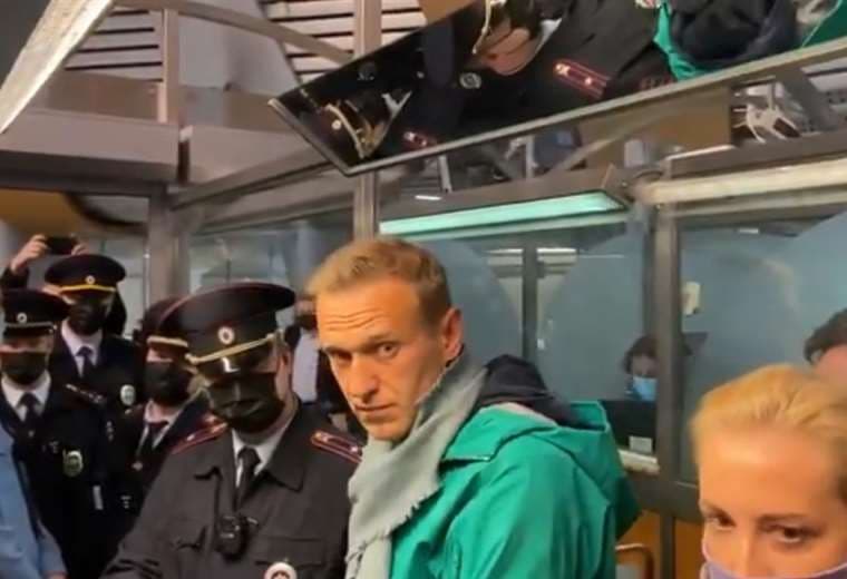 Policía rusa detiene a opositor Navalni en el aeropuerto de Moscú