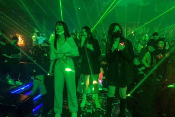 Ambiente post-COVID en las discotecas de Wuhan, cuna de la epidemia