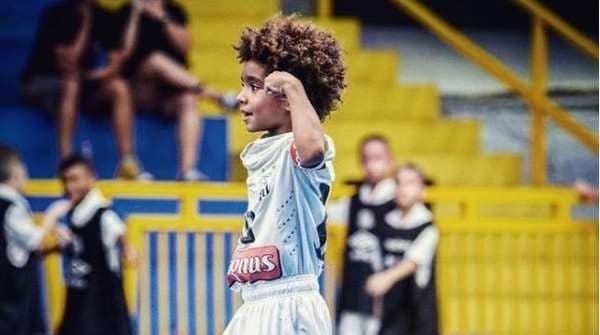 Futbolista de 8 años, el brasileño más joven en firmar contrato con Nike