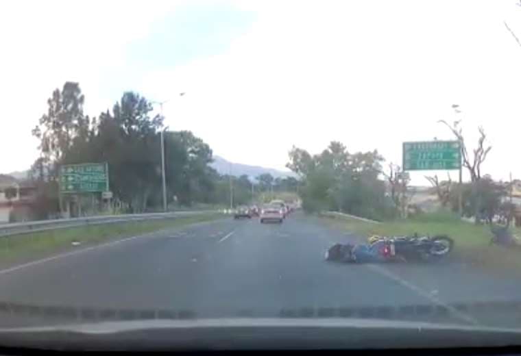 Video: motociclista que transitaba por espaldón atropella a joven