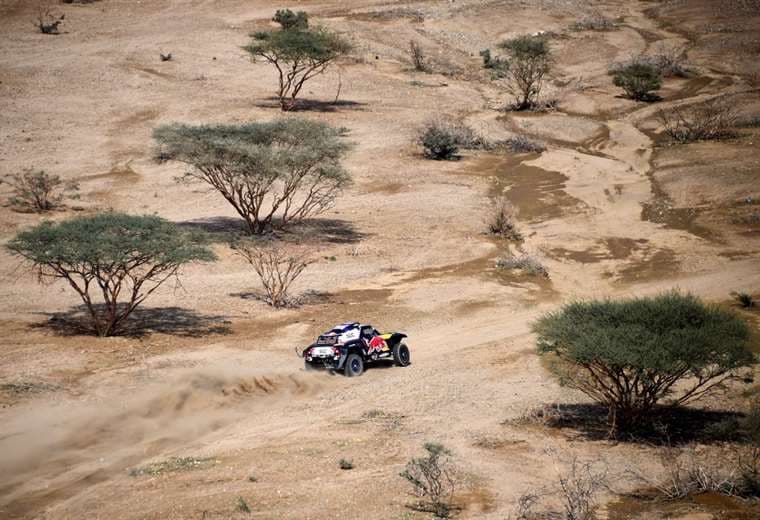 Carlos Sainz y Price dominan el Dakar tras primera etapa 
