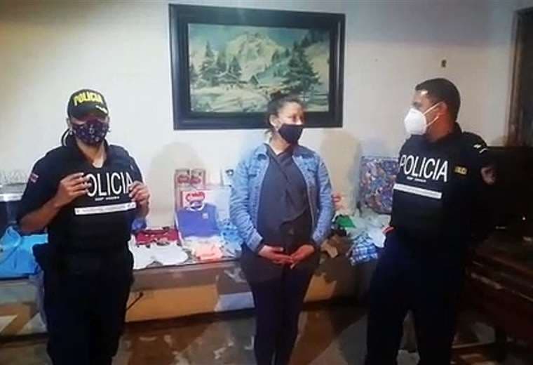 Delegación Policial de Curridabat dona víveres a mujer embarazada en necesidad