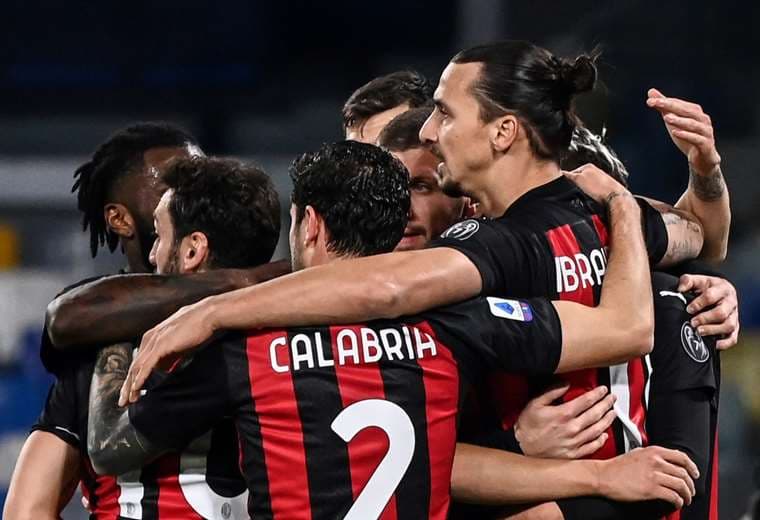 Milan gana 2-1 en Roma y sigue a cuatro puntos del Inter