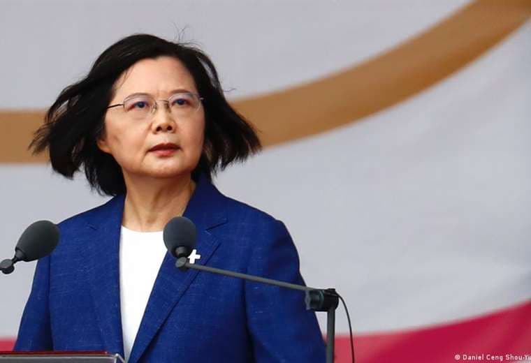 Presidenta de Taiwán dice que la isla no se rendirá ante China