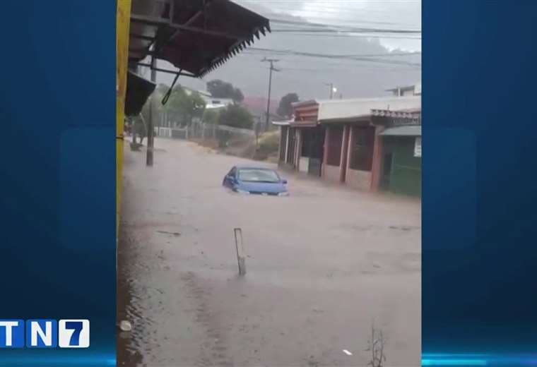 Fuertes lluvias provocaron inundaciones en Desamparados