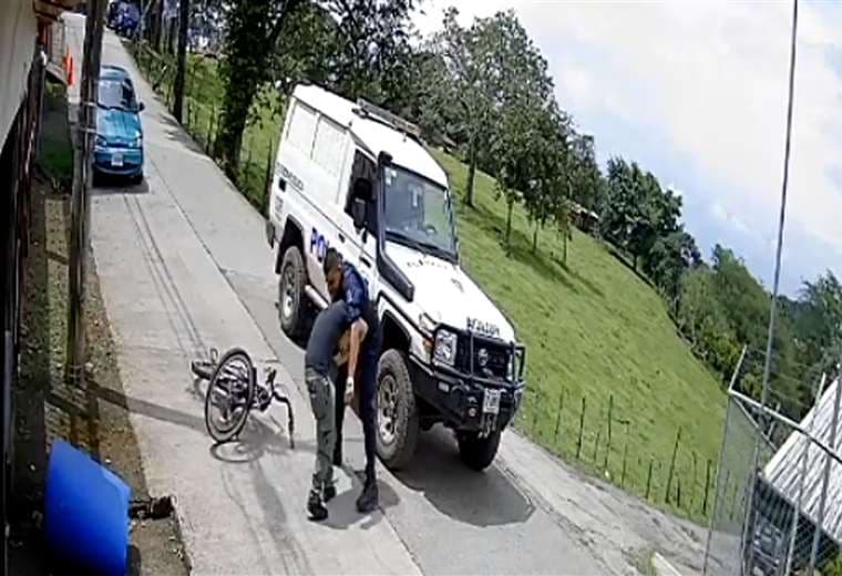 Cámara grabó aparente abuso policial contra joven ciclista