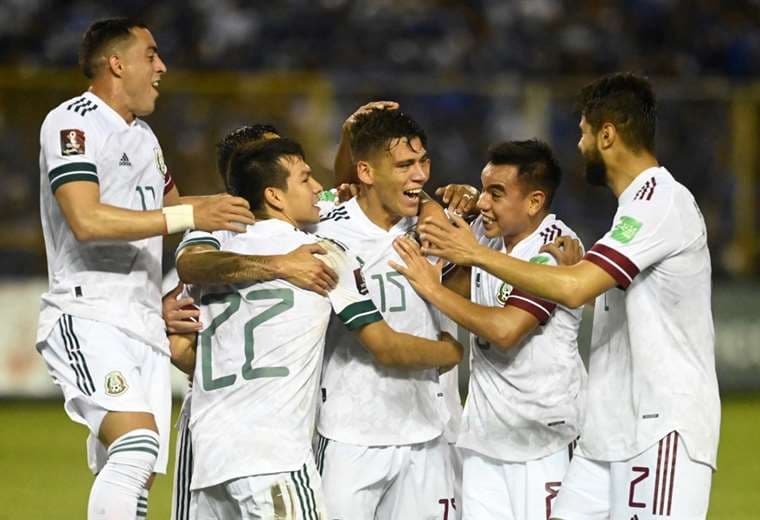 México vence 2-0 a El Salvador y es líder de la octagonal de Concacaf 