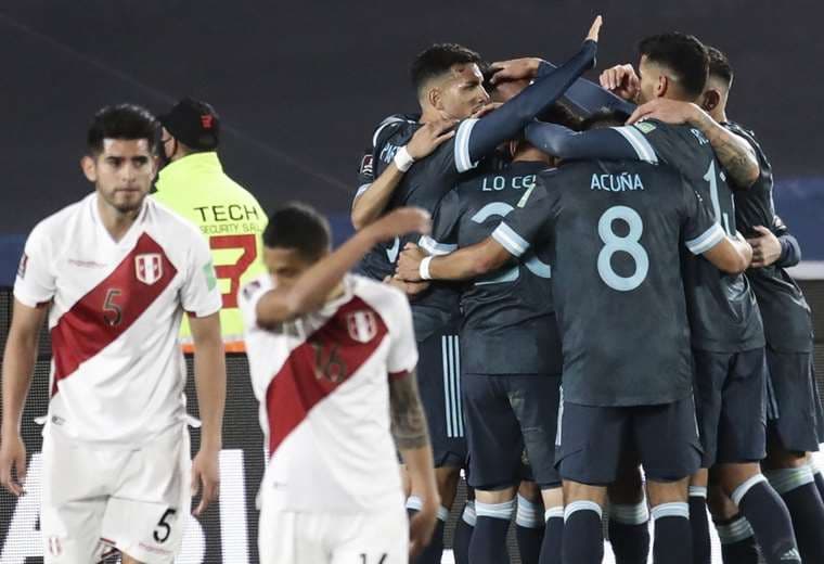 Argentina vence con aprietos a Perú y sigue con buen paso ruta a Catar 2022