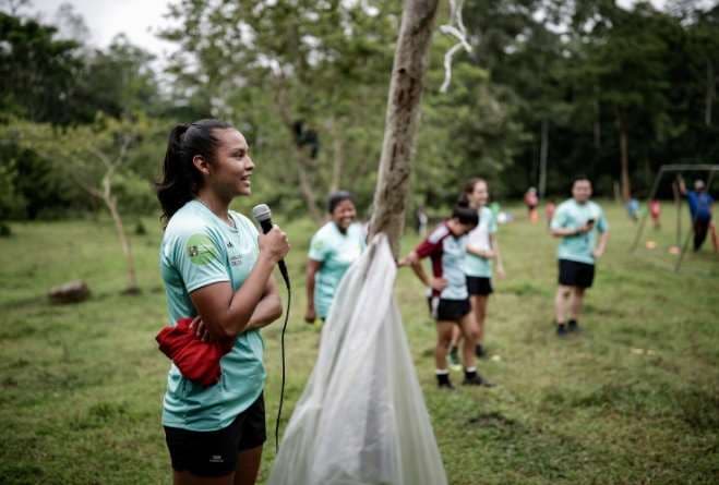 Legionaria tica inspira a niñas indígenas a empoderarse por medio del fútbol