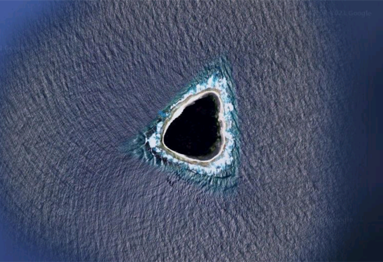 Se viraliza un "agujero negro" que aparece en el océano Pacífico de Google Maps