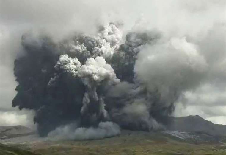 Video: Volcán del Monte Aso erupciona en Japón