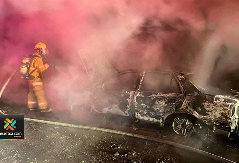 ¿Accidente o asesinato? Encuentran hombre calcinado dentro de carro en llamas