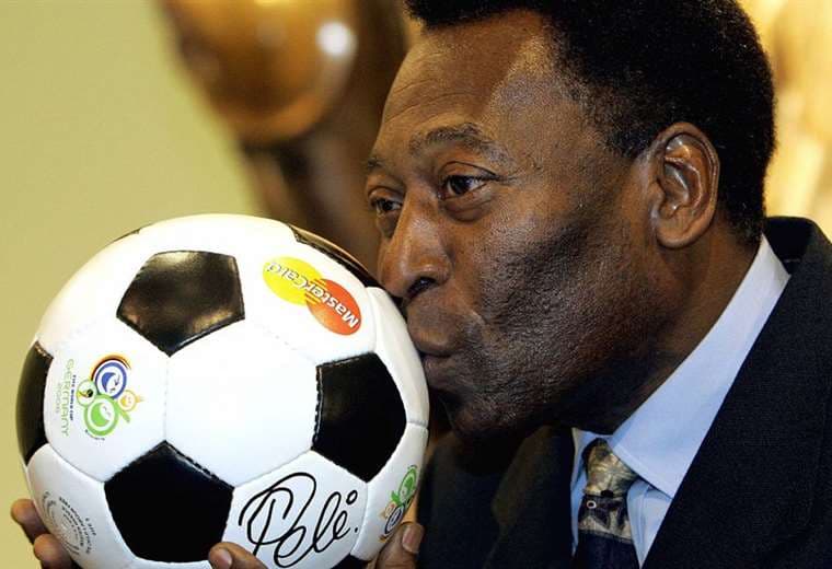En la cuna deportiva de Pelé, admiración por el astro hospitalizado
