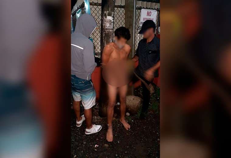 Vecinos capturan a sospechoso de robar en iglesia y lo amarran desnudo a un poste