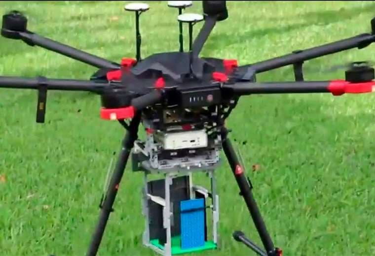 Estudiantes ganan olimpiada de robótica con entrega de paquetes con drones