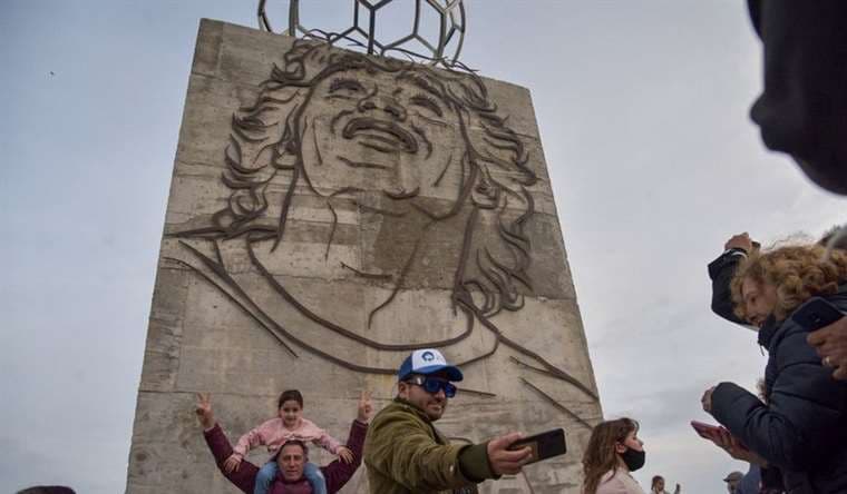 Descubren monumento a Maradona en Argentina