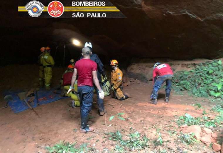 Tres bomberos muertos y seis desaparecidos por derrumbe de gruta en Brasil
