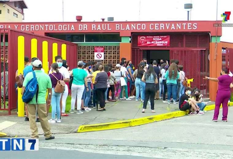Hospital Blanco Cervantes vacunó a decenas de adolescentes este domingo