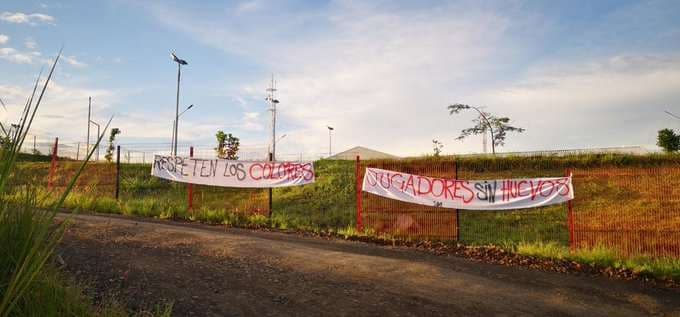 "Jugadores sin huevos": aficionados de Alajuelense manifiestan su enojo en el CAR