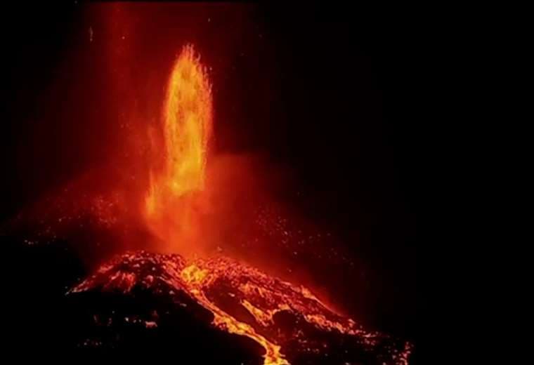 Se rompe el cráter principal del volcán en La Palma y expulsa lava de forma acelerada