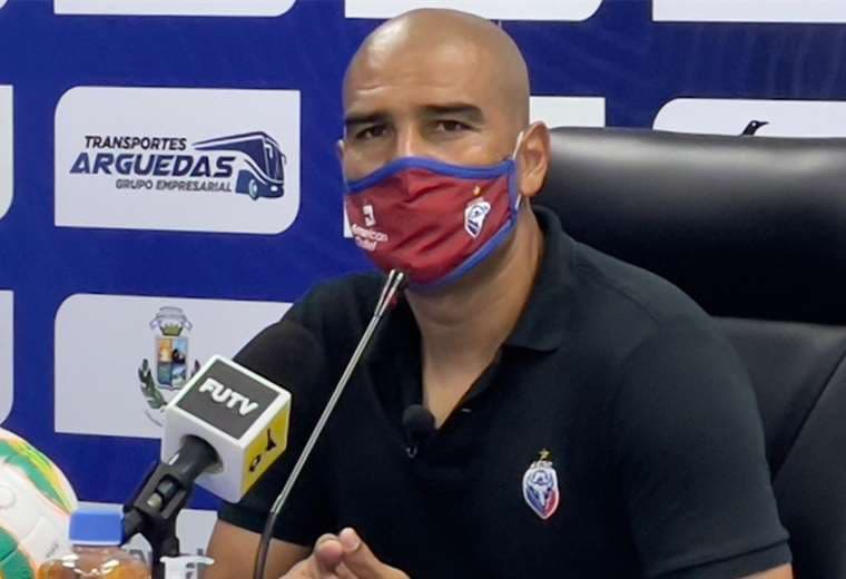 Douglas Sequeira denuncia que el árbitro Pedro Navarro le faltó el respeto a su asistente