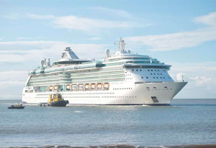 El primer gran crucero de la temporada llega a Puntarenas