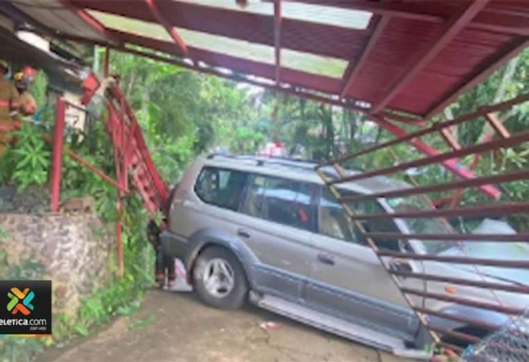Aparatoso accidente en Alajuela: “Donde quedó el carro incrustado, ahí está la Virgen”