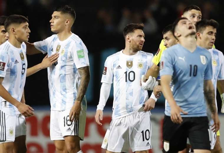 Argentina se acerca a Catar al derrotar 1-0 a Uruguay, que entra en zona roja