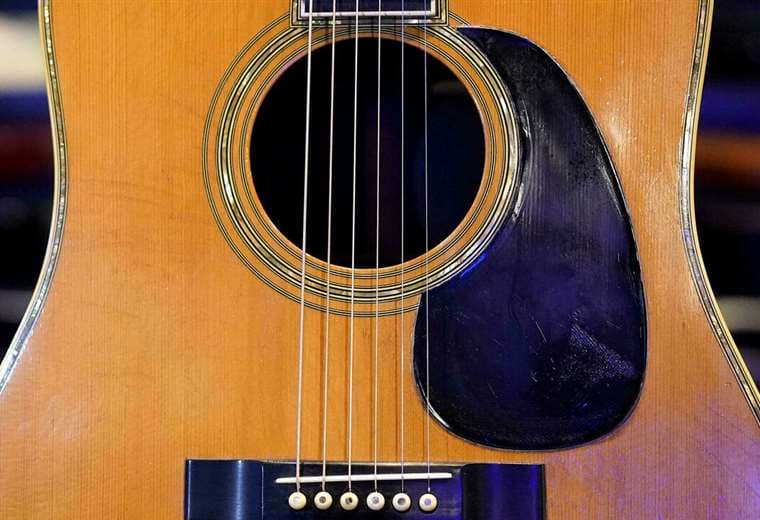 Una guitarra de Clapton y un manuscrito de Cobain, estrellas de una subasta en Nueva York