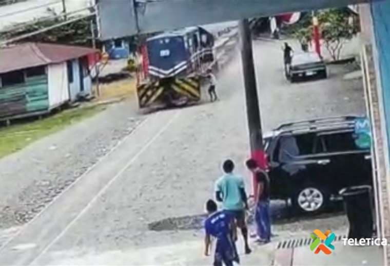 Video: hombre sobrevive tras intentar subirse a tren en movimiento