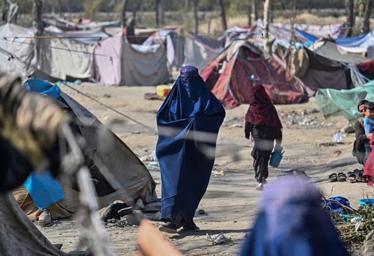 ONU insta a los talibanes a poner fin a las "terribles" restricciones impuestas a las mujeres