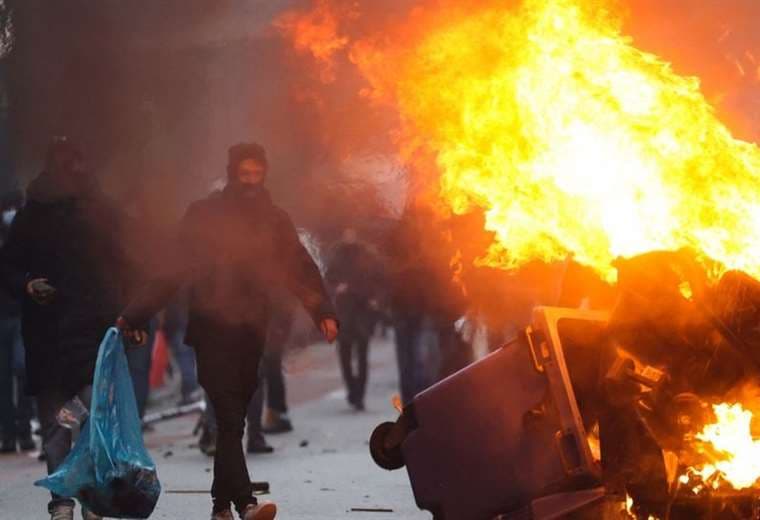 Violentas y masivas protestas en toda Europa por las nuevas restricciones contra la COVID-19