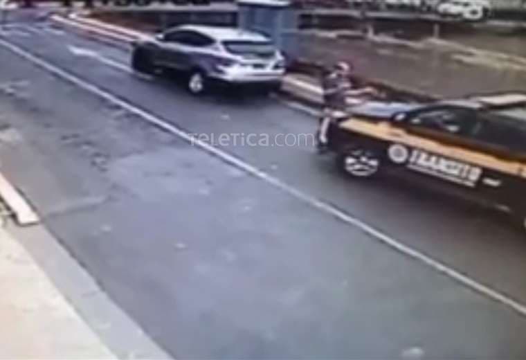 Video: hombre denuncia que tráfico lo intentó atropellar