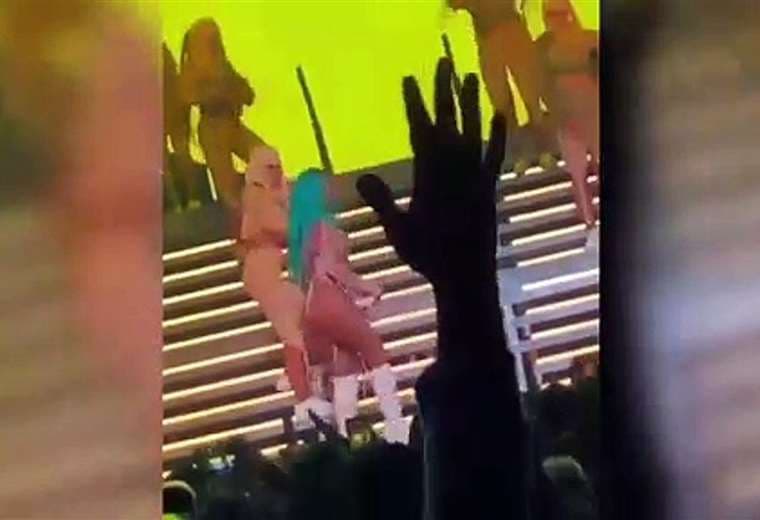 Video: Karol G sufre aparatosa caída durante un concierto en Miami