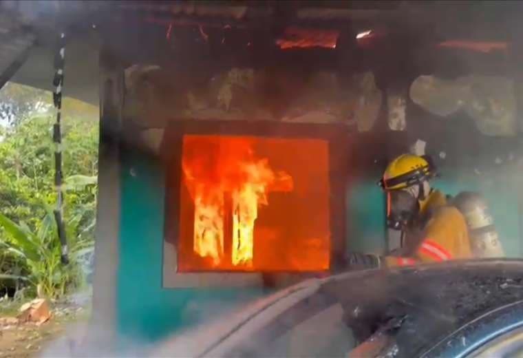 Video: incendio consume casa y carro en Limón