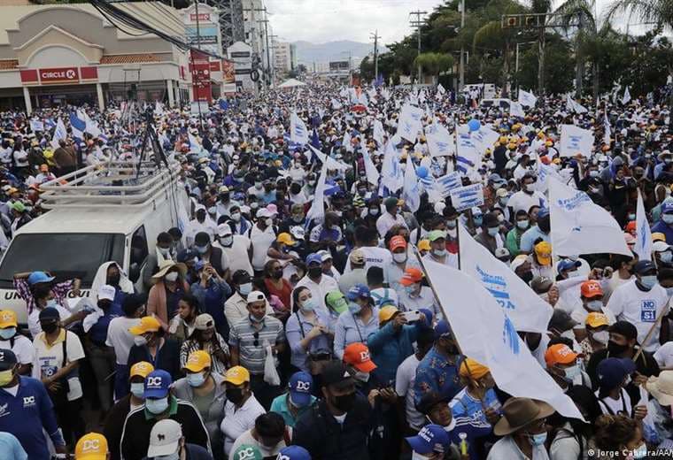 Miles de hondureños marchan contra el "comunismo" a semanas de elecciones